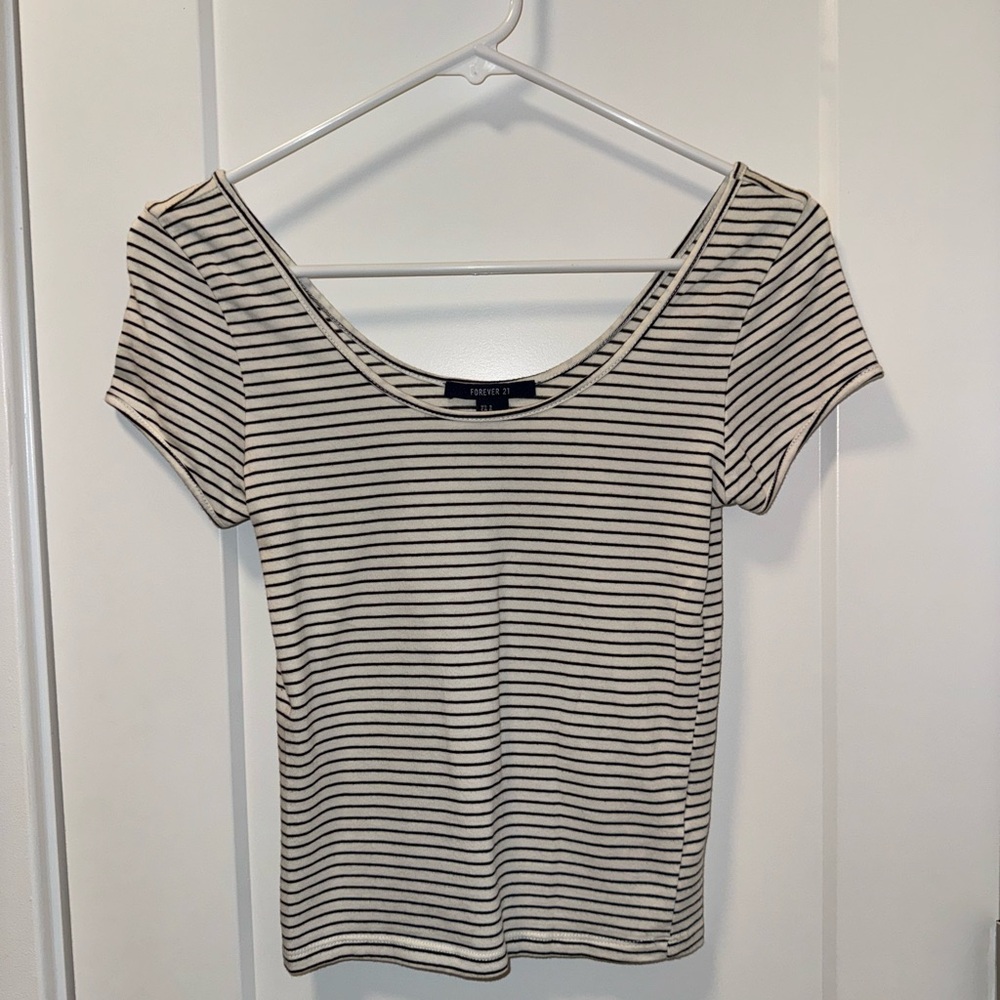 Forever 21 Black and White Fitted Short Sleeve Cropped Tee - size S